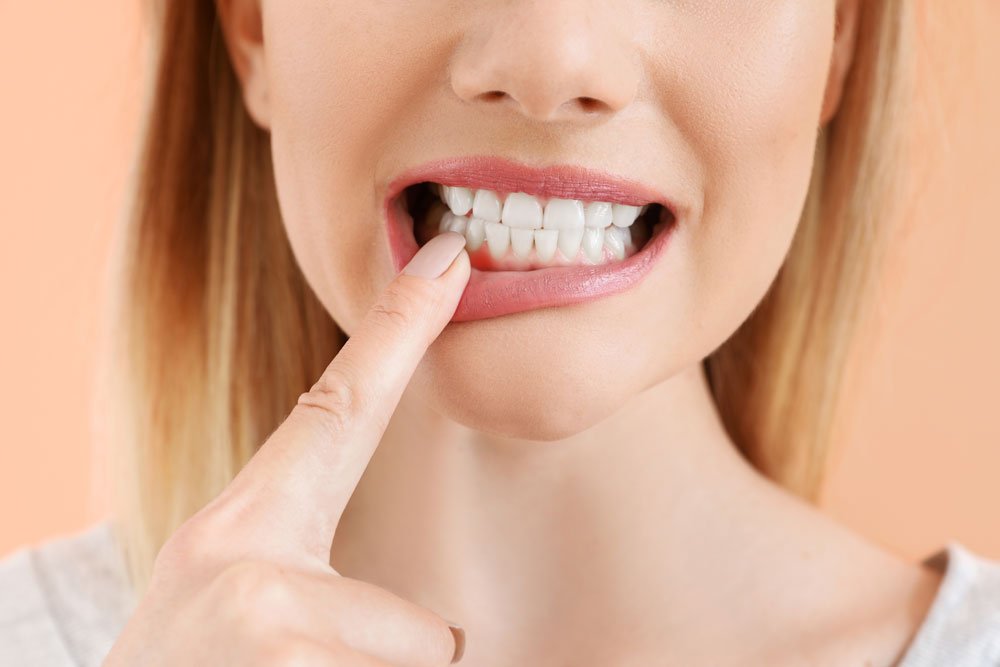 Cara Mudah Membersihkan Gigi Secara Alami dengan 7 Bahan Berikut